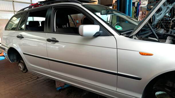 Foto: TÜR VORN RECHTS ( 4/5 TÜRER ) eines BMW 318d touring GLXi