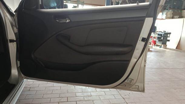 Foto: TÜR VORN RECHTS ( 4/5 TÜRER ) eines BMW 318d touring GLXi