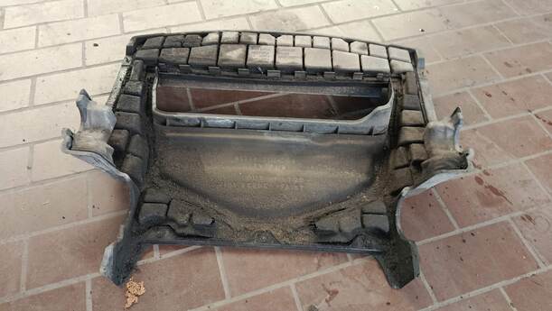 Foto: UNTERFAHRSCHUTZ VORN/ AGGREGATEUNTERSCHUTZ VORN eines BMW 318d touring GLXi