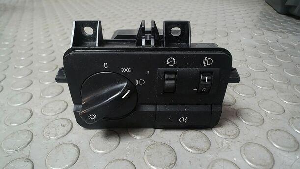 Foto: LICHTSCHALTER eines BMW 318d touring GLXi
