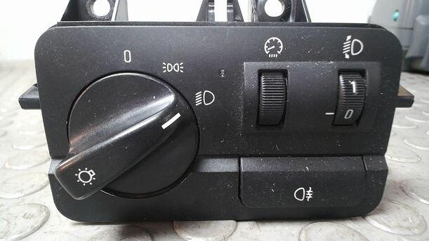 Foto: LICHTSCHALTER eines BMW 318d touring GLXi