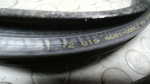 Foto: TÜRDICHTUNG VORN LINKS INNEN ( 4/5 TÜRER ) eines BMW 318d touring GLXi