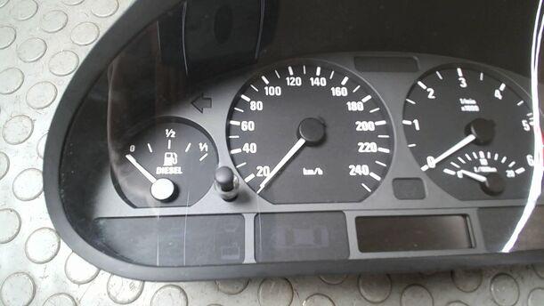 Foto: TACHOEINHEIT/ KOMBIINSTRUMENT eines BMW 318d touring GLXi