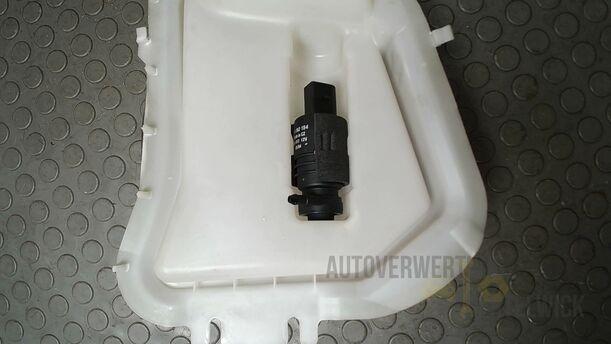 Foto: SCHEIBENWASCHBEHÄLTER HINTEN ( TOURING ) eines BMW 318d touring