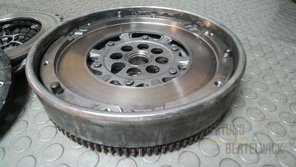 Foto: ZWEIMASSENSCHWUNGRAD ( LUK ) eines BMW 318d touring