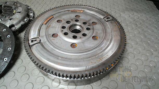 Foto: ZWEIMASSENSCHWUNGRAD ( LUK ) eines BMW 318d touring