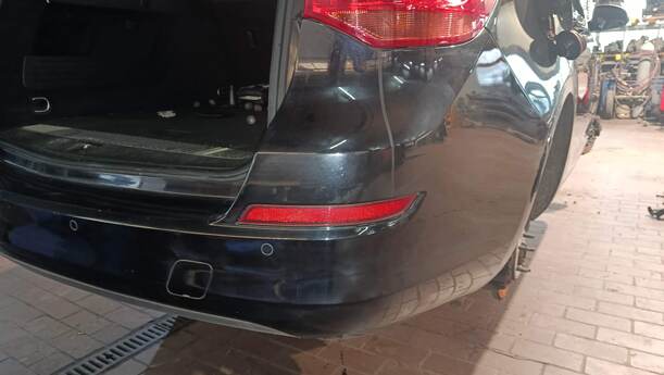 Foto: STOSSFÄNGER / STOßSTANGE HINTEN eines Opel Astra 1.7 CDTI DPF Sports Tourer