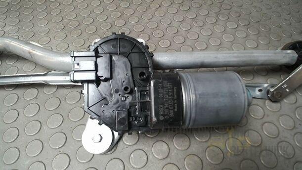 Foto: SCHEIBENWISCHERMOTOR VORN eines BMW 318d touring