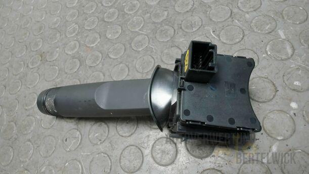 Foto: BLINKERSCHALTER / KOMBISCHALTER eines Opel Astra 1.7 CDTI DPF Sports Tourer GLXi