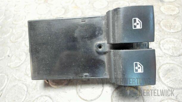 Foto: FENSTERHEBERSCHALTER eines Opel Astra 1.7 CDTI DPF Sports Tourer GLXi