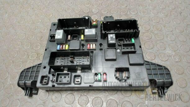 Foto: SICHERUNGSKASTEN HINTEN eines Opel Astra 1.7 CDTI DPF Sports Tourer GLXi