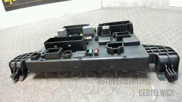 Foto: SICHERUNGSKASTEN HINTEN eines Opel Astra 1.7 CDTI DPF Sports Tourer GLXi