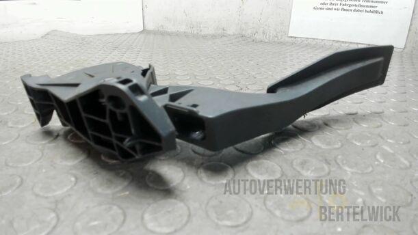Foto: GASPEDAL ( SCHALTGETRIEBE ) eines Opel Astra 1.7 CDTI DPF Sports Tourer GLXi