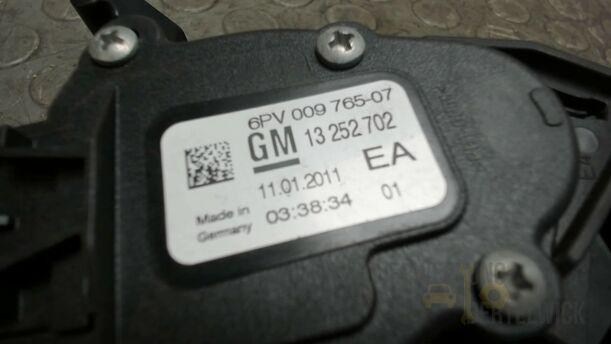 Foto: GASPEDAL ( SCHALTGETRIEBE ) eines Opel Astra 1.7 CDTI DPF Sports Tourer GLXi