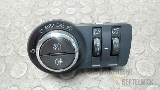 Foto: LICHTSCHALTER eines Opel Astra 1.7 CDTI DPF Sports Tourer GLXi