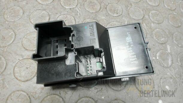 Foto: FENSTERHEBERSCHALTER eines Opel Astra 1.7 CDTI DPF Sports Tourer GLXi