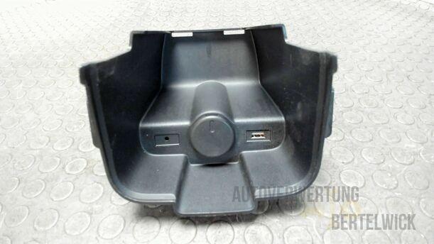 Foto: STECKDOSE / USB STECKPLATZ eines Opel Astra 1.7 CDTI DPF Sports Tourer GLXi