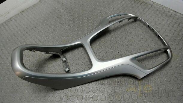 Foto: ABDECKUNG MITTELKONSOLE eines Opel Astra 1.7 CDTI DPF Sports Tourer GLXi