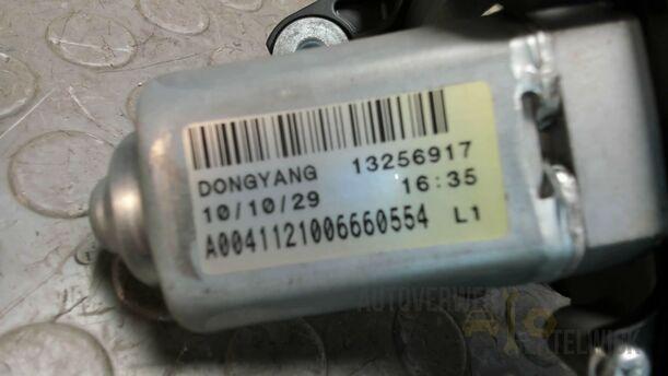 Foto: SCHEIBENWISCHERMOTOR HINTEN eines Opel Astra 1.7 CDTI DPF Sports Tourer GLXi