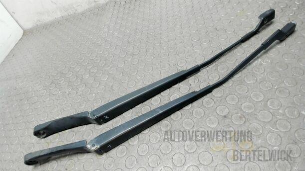 Foto: SCHEIBENWISCHERARME VORNE eines Opel Astra 1.7 CDTI DPF Sports Tourer GLXi