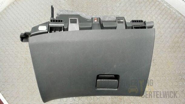 Foto: HANDSCHUHFACH eines Opel Astra 1.7 CDTI DPF Sports Tourer GLXi