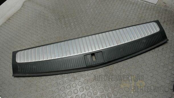 Foto: LADEKANTE VERKLEIDUNG / ABDECKUNG eines Opel Astra 1.7 CDTI DPF Sports Tourer GLXi
