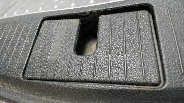 Foto: LADEKANTE VERKLEIDUNG / ABDECKUNG eines Opel Astra 1.7 CDTI DPF Sports Tourer GLXi