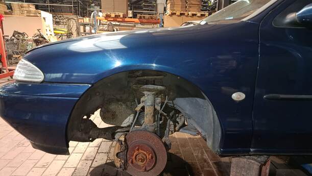 Foto: KOTFLÜGEL LINKS eines Ford Mondeo Turnier GLXi
