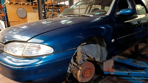 Foto: KOTFLÜGEL LINKS eines Ford Mondeo Turnier GLXi