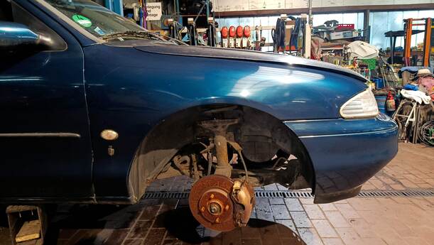 Foto: KOTFLÜGEL RECHTS eines Ford Mondeo Turnier GLXi