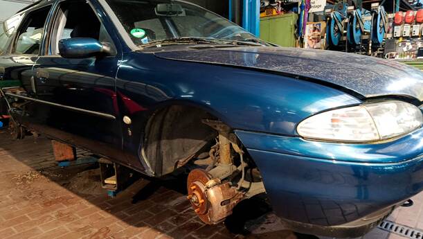 Foto: KOTFLÜGEL RECHTS eines Ford Mondeo Turnier GLXi
