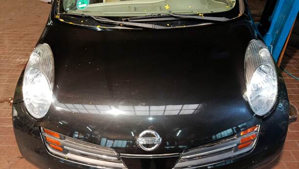 Foto: MOTORHAUBE eines Nissan Micra 1.2 GLXi