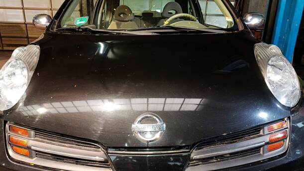 Foto: MOTORHAUBE eines Nissan Micra 1.2 GLXi