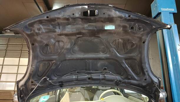 Foto: MOTORHAUBE eines Nissan Micra 1.2 GLXi