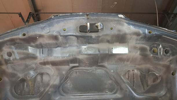 Foto: MOTORHAUBE eines Nissan Micra 1.2 GLXi