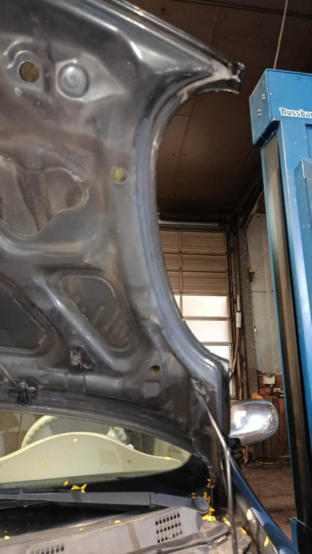 Foto: MOTORHAUBE eines Nissan Micra 1.2 GLXi
