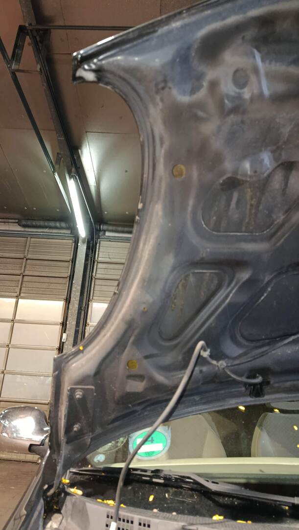 Foto: MOTORHAUBE eines Nissan Micra 1.2 GLXi