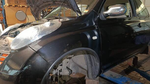 Foto: KOTFLÜGEL LINKS eines Nissan Micra 1.2 GLXi