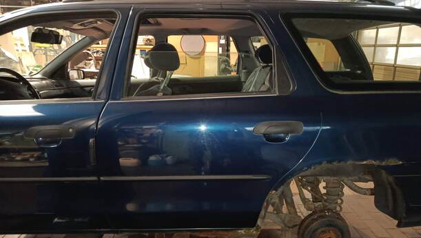 Foto: TÜR HINTEN LINKS eines Ford Mondeo Turnier
