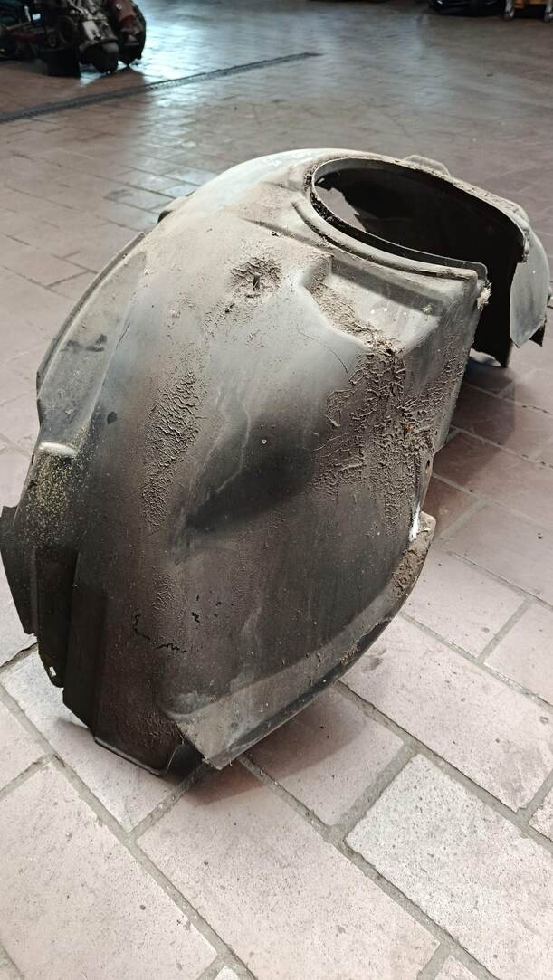 Foto: RADHAUSSCHALE / INNENKOTFLÜGEL VORNE LINKS eines Ford Mondeo Turnier