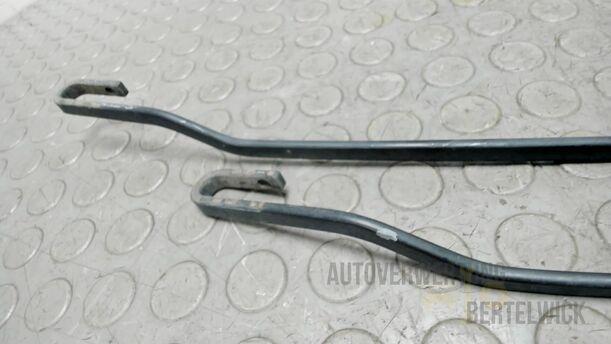 Foto: SCHEIBENWISCHERARME VORNE eines Ford Mondeo Turnier