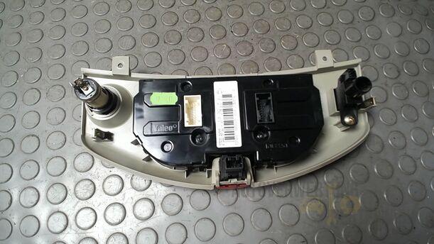 Foto: HEIZUNGSBETÄTIGUNG eines Nissan Micra 1.2