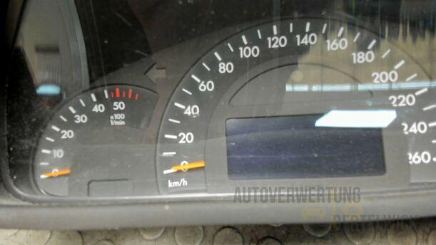 Foto: KOMBIINSTRUMENT / TACHOEINHEIT eines Mercedes-Benz C 220 CDI