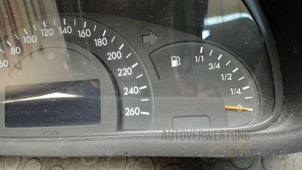 Foto: KOMBIINSTRUMENT / TACHOEINHEIT eines Mercedes-Benz C 220 CDI