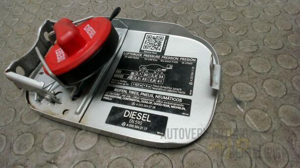Foto: TANKKLAPPE / TANKDECKEL eines Mercedes-Benz C 220 CDI