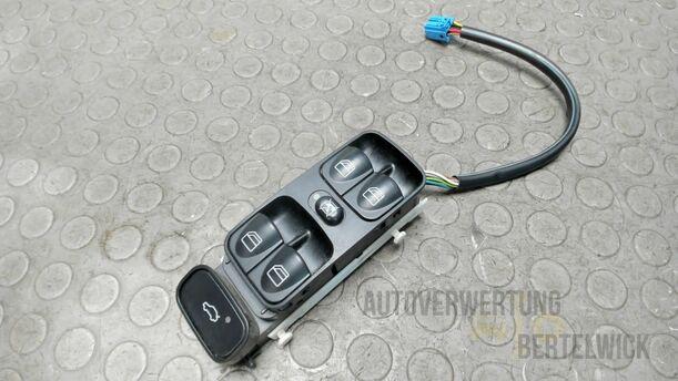 Foto: FENSTERHEBERSCHALTER VORNE LINKS eines Mercedes-Benz C 220 CDI