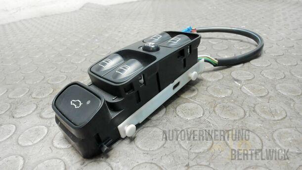 Foto: FENSTERHEBERSCHALTER VORNE LINKS eines Mercedes-Benz C 220 CDI