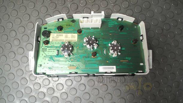 Foto: TACHOEINHEIT/ KOMBIINSTRUMENT eines Nissan Micra 1.2