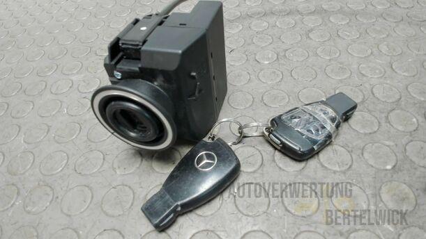 Foto: ZÜNDANLASSSCHALTER eines Mercedes-Benz C 220 CDI
