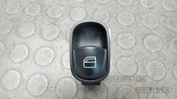 Foto: FENSTERHEBERSCHALTER eines Mercedes-Benz C 220 CDI Fun